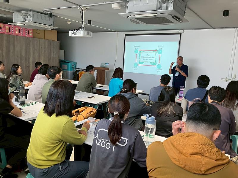 動物福利專家Visit Arsaithamkul博士為學員上課情況。
