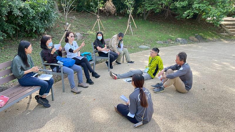 學員在新竹動物園討論動物福利。