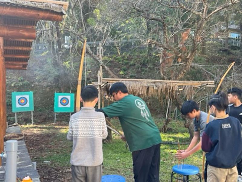 文化體驗安排勇士課程「射箭」,參與學員都非常賣力。