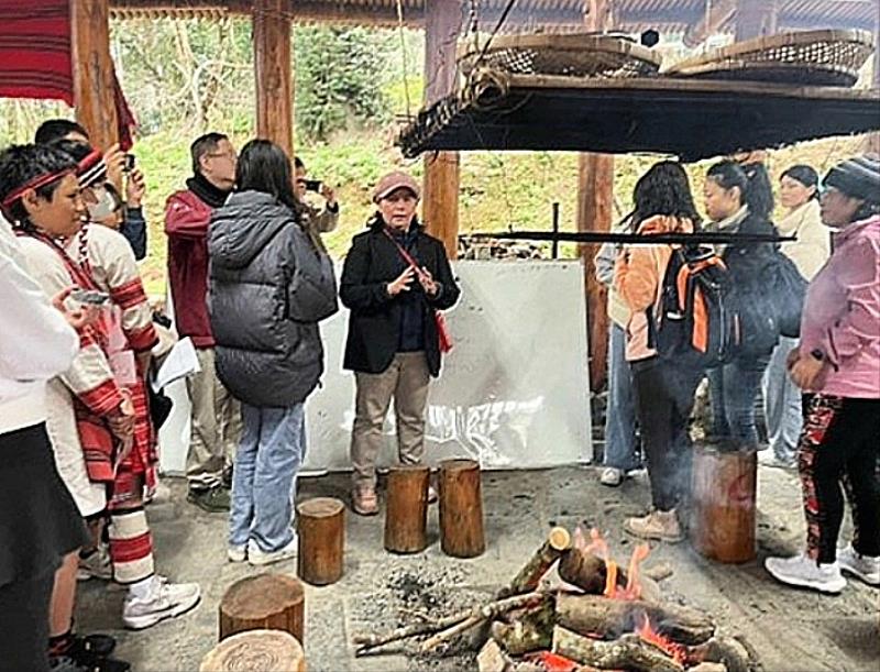 文化祭典祈福儀式,「巴蘭城鄉交流體驗營」成員向賽德克族的祖先敬酒。