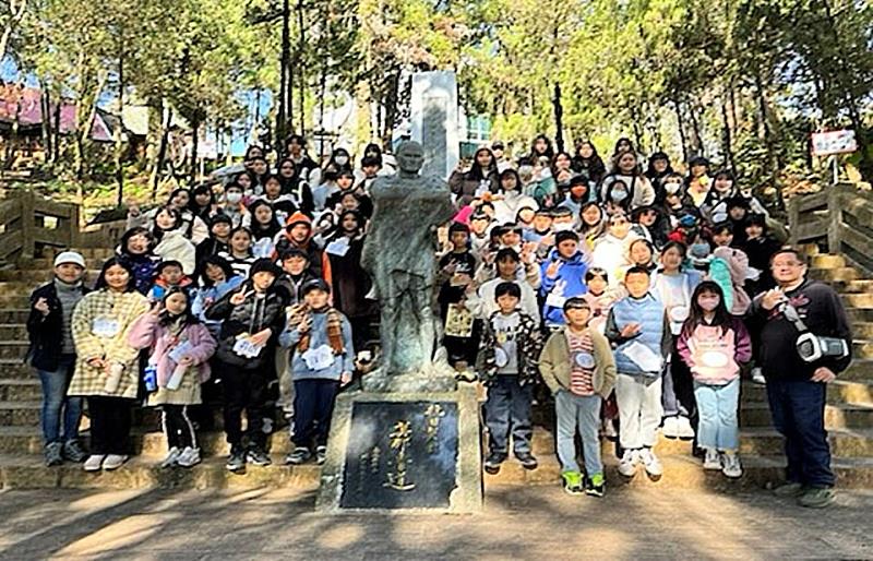 霧社部落巡禮活動，全體成員與莫那·魯道雕像合影。