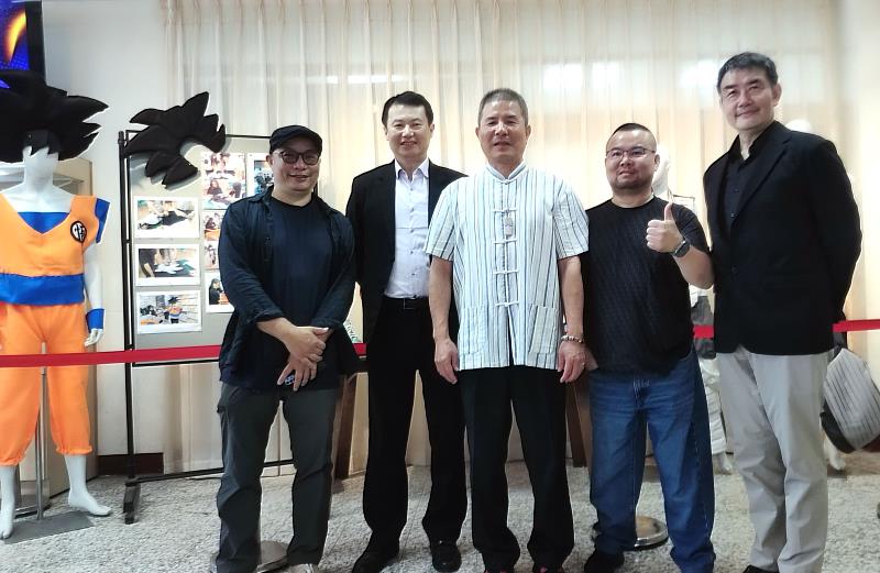 亞大、麥寮高中合辦「跨域視界&創藝青春,亞大設計學院代表(由左而右)室設系主任施勝誠、數媒系主任趙文鴻、亞大副校長陳啟雄、商設系主任龍希文、時尚系邱孟偉老師。