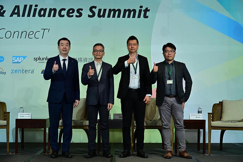 (左起)勤業眾信科技與轉型服務資深執行副總經理林彥良、中國信託商業銀行副總經理宋政隆、國泰金融控股股份有限公司協理顏勝豪、凱基金融控股股份有限公司協理鄒政倫。