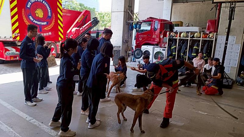 學員參訪特搜分隊及搜救犬互動。