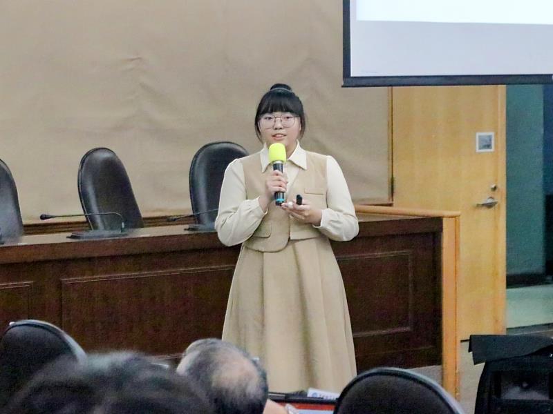 樂齡系胡宜均同學介紹個人興趣與創作歷程，展現自我特色與創意表現。