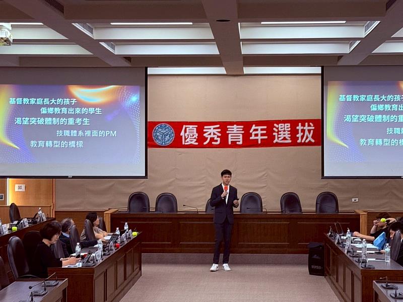 電機系劉毅安同學從容進行簡報，展現良好口語表達與邏輯思辨能力。