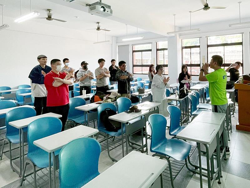 峯云夏令營執行長陳聖沛(右一)與大葉大學觀休系學生互動