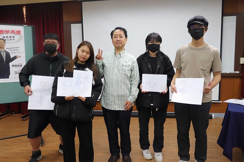 小幡公春(中)親自指導修改學生作品