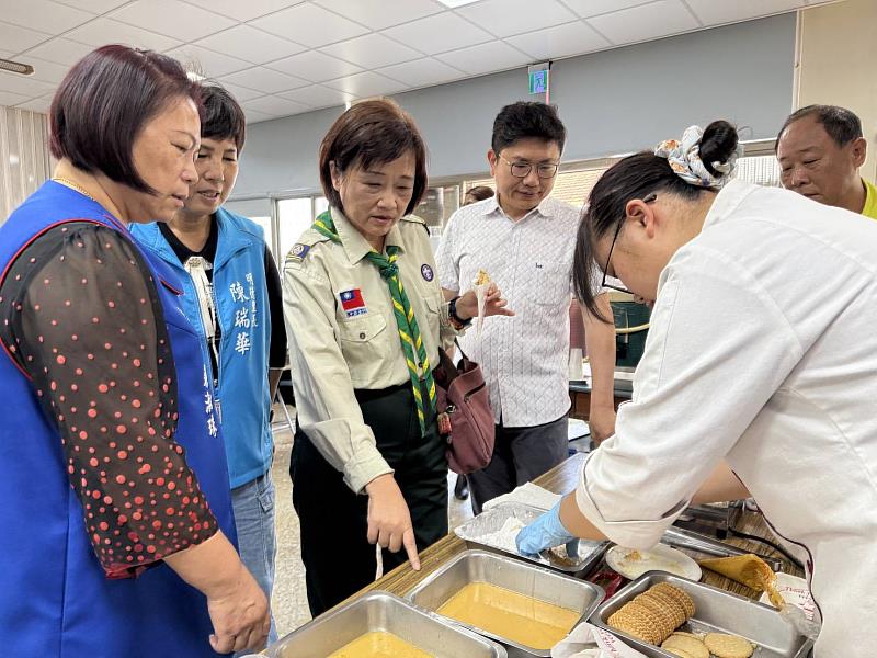 楊泰和學務長(左4)及台南市大成國中陳惠文校長(左3)於現場觀摩料理方式