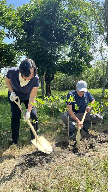 中廣花蓮台台長陳秀卿與林保署花蓮分署玉里工作站主任李名轉