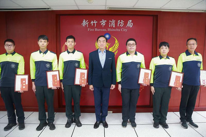消防局長李世恭頒發獎狀及獎勵金給出勤同仁，由左依序為埔頂分隊盧又誠、李坤聰、鄭駿杰及光復分隊陳聰緯、謝運昉、鳳凰志工李傳賢(委託出席)。