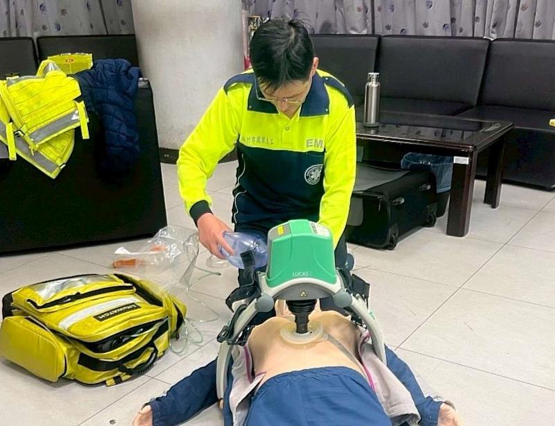 光復分隊同仁與鳳凰志工進行救護訓練。