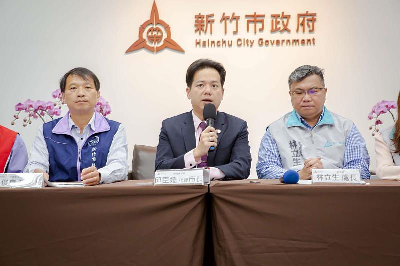 代理市長邱臣遠正式宣布，全面提敘各級學校代理教師的職前年資至最高年功薪。