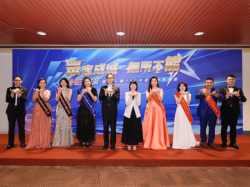 圖說1：凱基人壽113年度極峰表揚會，凱基金控暨凱基人壽董事長王銘陽(左五)、總經理郭瑜玲(右五)勉勵獲獎菁英及業務團隊，秉持「We Share We Link」的精神，用心分享，連結夢想，持續追求卓越，成為陪伴保戶前行的力量。