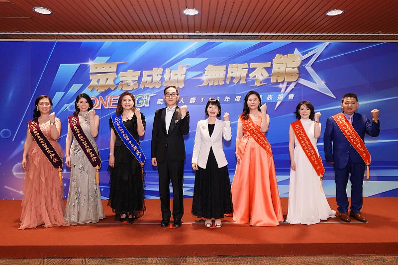 圖說2：凱基金控暨凱基人壽董事長王銘陽(左四)、總經理郭瑜玲(右四)出席凱基人壽113年度極峰表揚會，當面肯定獲獎業務菁英。