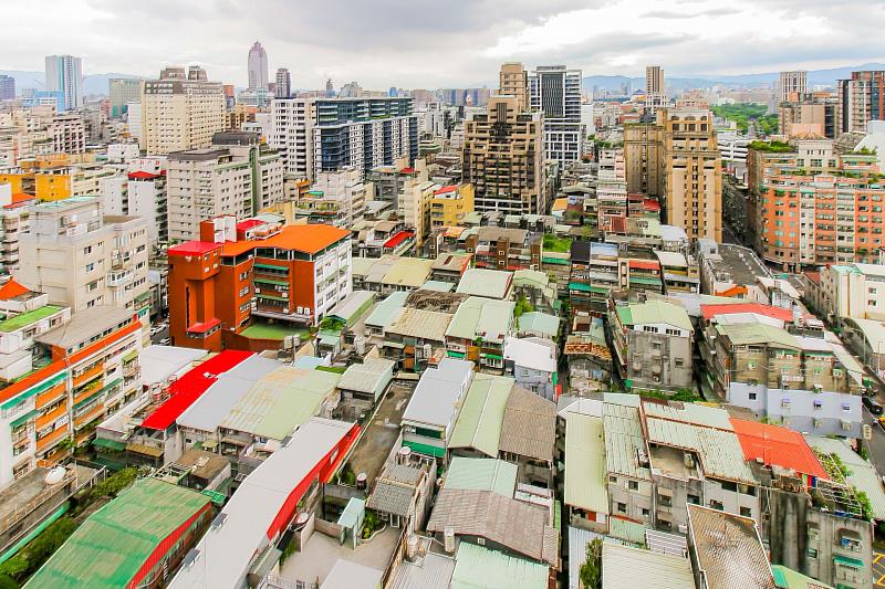 永慶房產集團指出,在近10年間台北市屋齡超過30年的住宅交易占比從31.9%擴大至54.7%,成為當前台北市房市交易的主流。(房市示意圖)