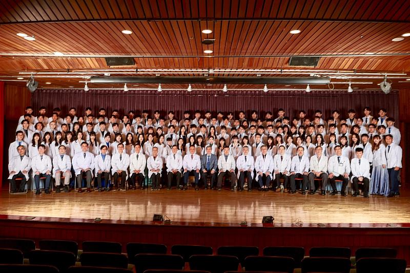 中國醫藥大學醫學系M 64屆授袍典禮師生合影