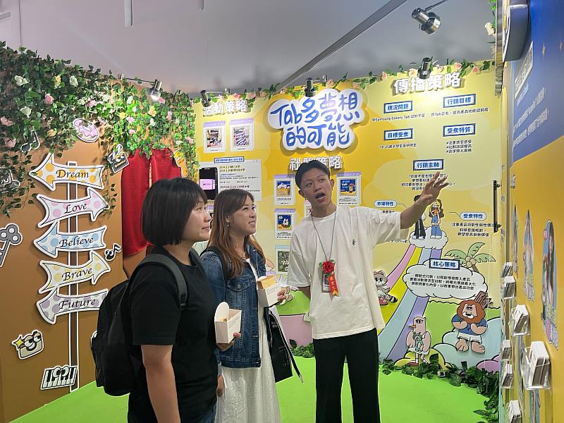 世新大學公廣系畢業成果展著重行銷、廣告與公關的整合思維，今年與16家知名品牌合作，展現品牌創新、轉型及跨世代競爭的趨勢，圖為30屆畢展盛況。（世新大學提供）
