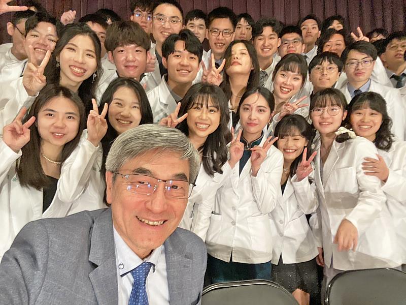林正介副校長與醫學系M 64授袍同學開心合影。