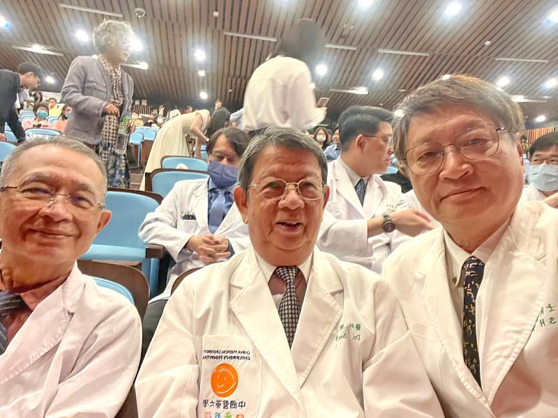 陳偉德顧問、林士新顧問與賴朝宏顧問合影。
