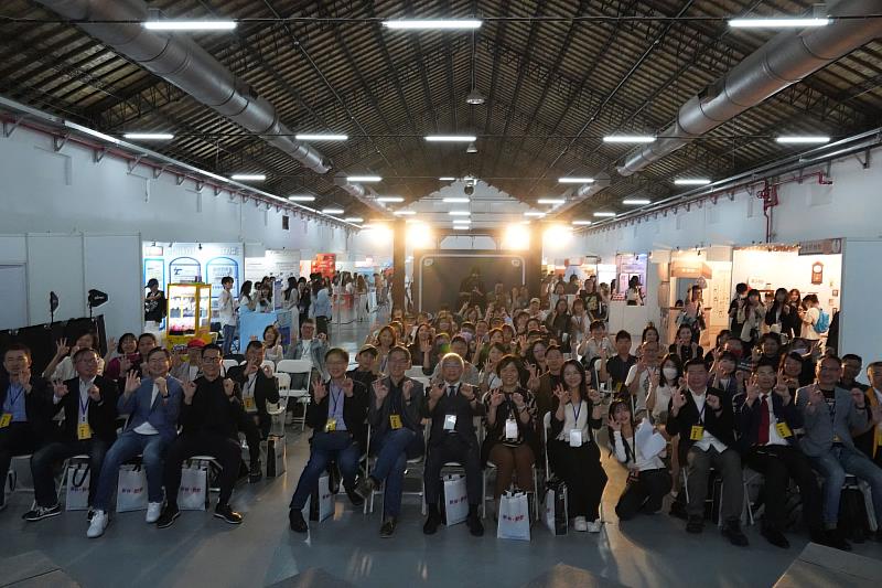 每年世新大學公廣系畢展吸引校內外師長及業界重量級人物蒞臨,共同見證畢業生的成長與成就,圖為30屆畢展盛況。(世新大學提供)