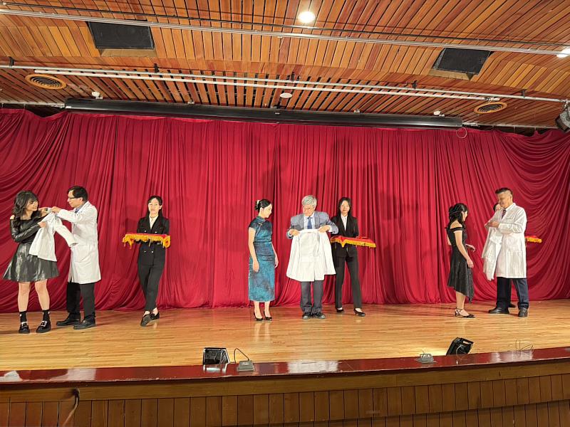 中國醫藥大學醫學系M 64屆授袍儀式。