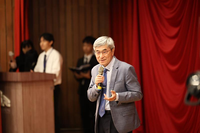 林正介副校長主持授袍儀式。
