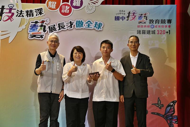 嘉義高工吳尚霖同學與市長合照