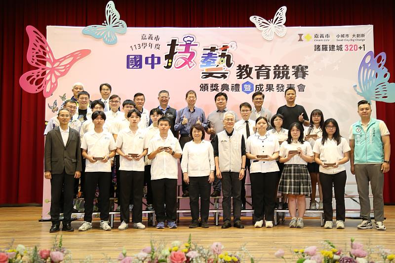13位榮獲全國高級中等學校技藝競賽「金手獎」的學生合照
