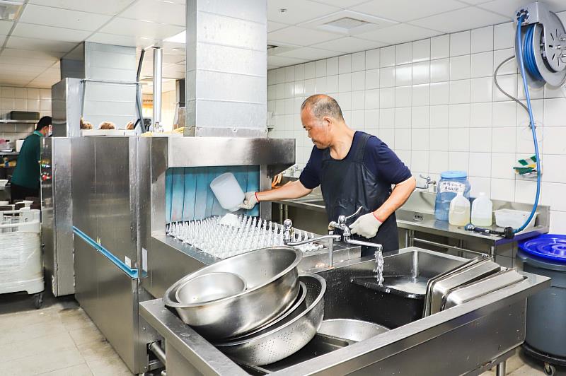 嘉縣府攜手棒棒積木飯店推動職務再設計，助身障朋友穩定就業-2
