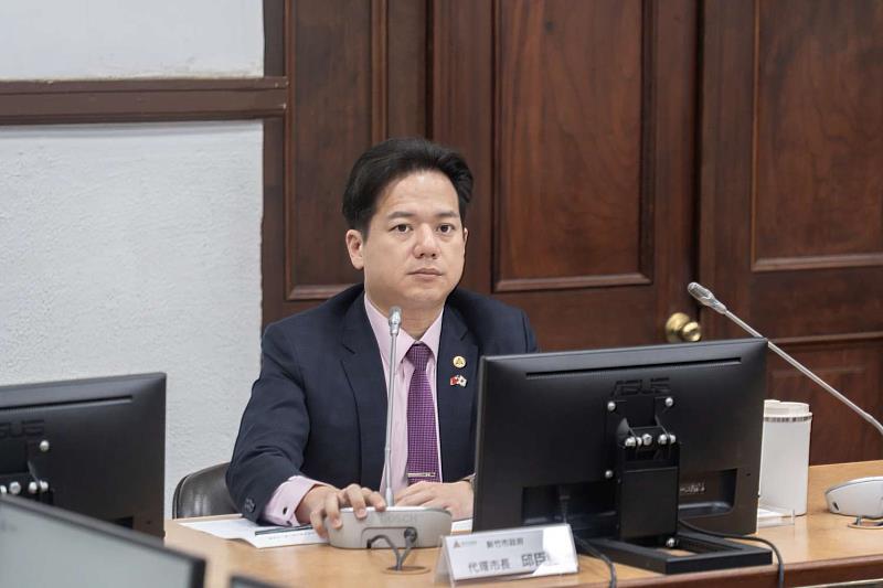 竹市府召開第一場應對美國關稅內部專案小組會議，代理市長邱臣遠責成相關局處落實四項決議事項，全力協助產業因應挑戰