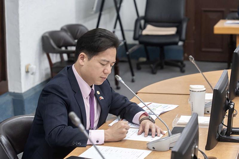 竹市府召開第一場應對美國關稅內部專案小組會議，代理市長邱臣遠責成相關局處落實四項決議事項，全力協助產業因應挑戰