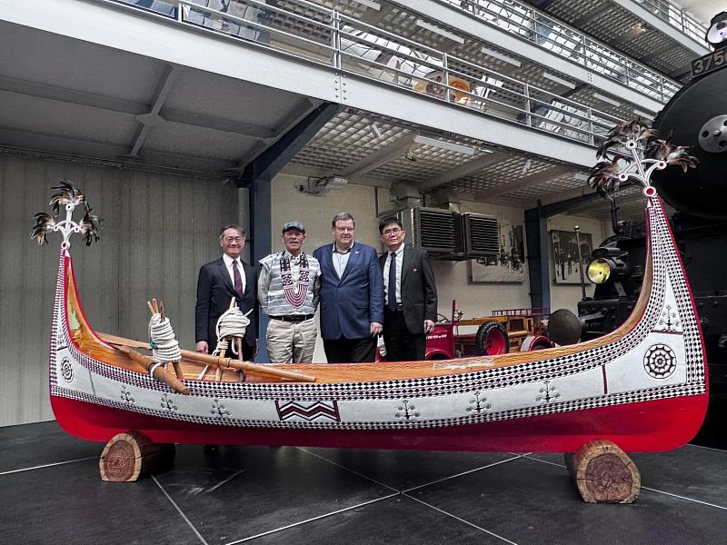(左起)駐捷克大使柯良叡與臺博館館長陳登欽、捷克國立技術館館長Karel_Ksandr_與製作「拼板舟」的雅美(達悟)族作家夏曼·藍波安老師在拼板舟合影