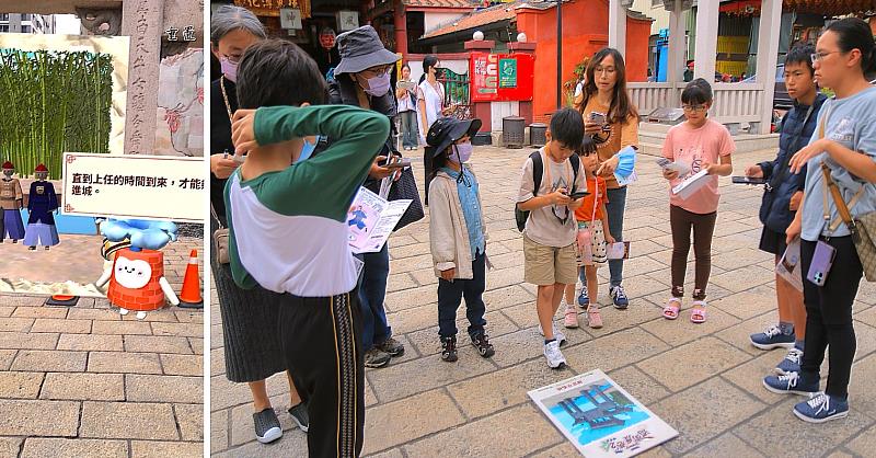 MR體驗透過手機對準接官亭前的圖板(右圖),出現吉祥物小井兒,跟著小井兒移動到接官亭,便能穿越時空與登岸的官員相遇(左圖)。