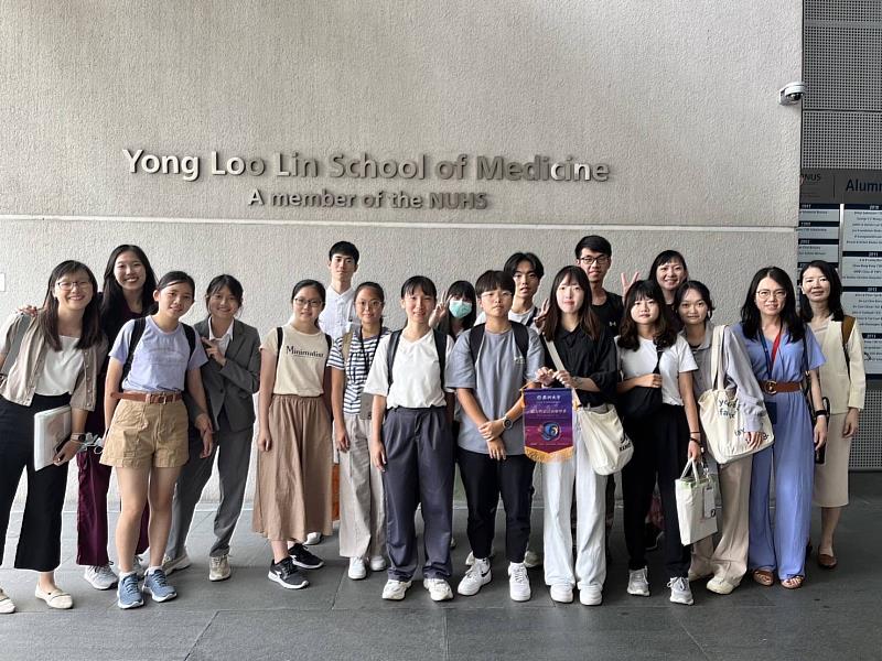 亞大聽語系同學，到新加坡國立大學實習，與師長合影。