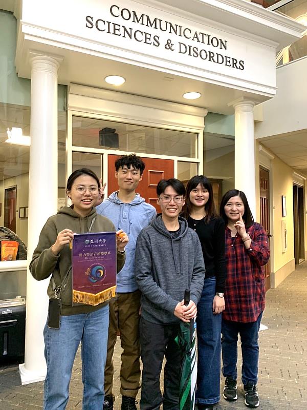亞大聽語系同學赴美實習，在俄亥俄大學溝通障礙科學系館前合影。