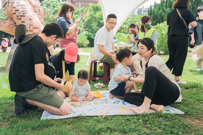 活動場地「黃金梯田露營地」以油桐花妝點的雙峰山為背景，邀請民眾一起在自然風光中閱讀。圖／野生藝術工作室提供