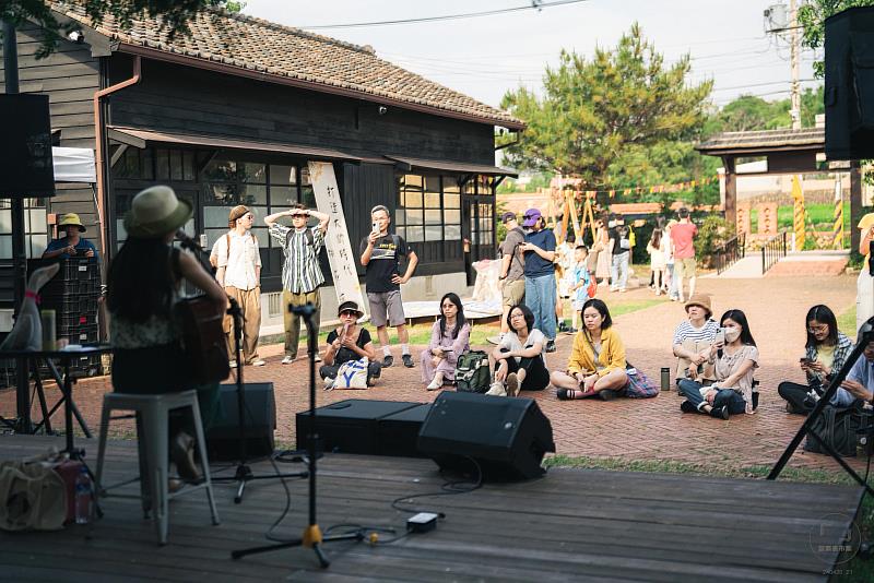 現場音樂演出不間斷，享受草地音樂與閱讀體驗。圖／野生藝術工作室提供