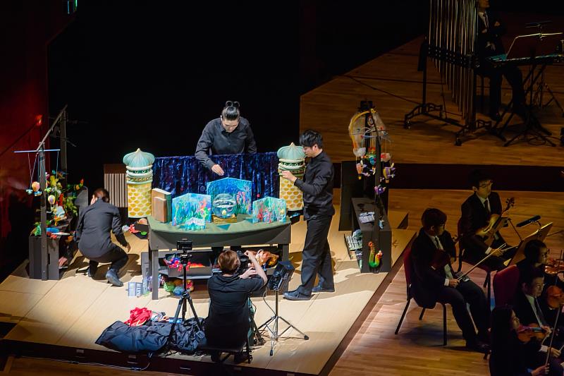 國家交響樂團、國家青年交響樂團、信誼基金會與無獨有偶工作室劇團攜手合作的《狗汪汪與神奇玩具屋》演出紀錄照。（王永年提供）