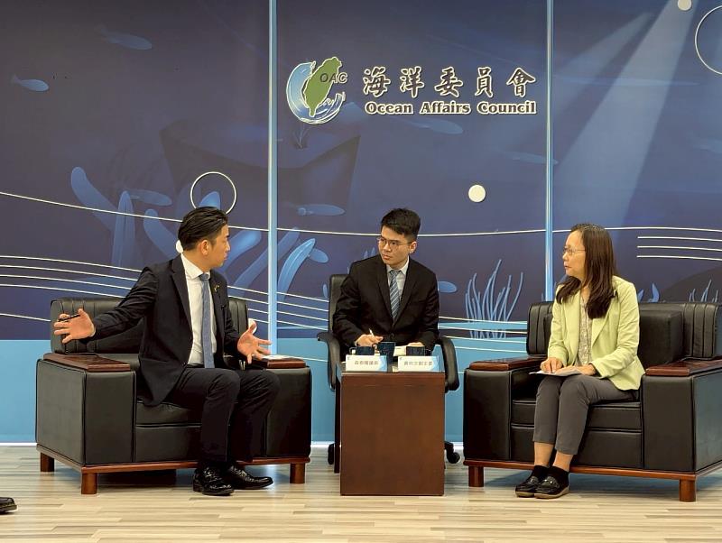 橫濱市議員森泰隆(左1)與海洋委員會副主任委員黃向文(右1)會談