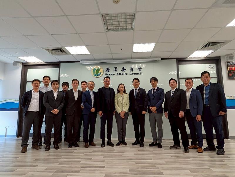林智鴻議員(左8)與日方議員一行(右1至5)、黃副主委(右6)及海委會同仁合影