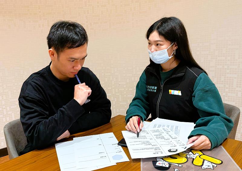 北分署YS諮詢師協助青年進行履歷健檢,優化履歷。 (非文中個案)
