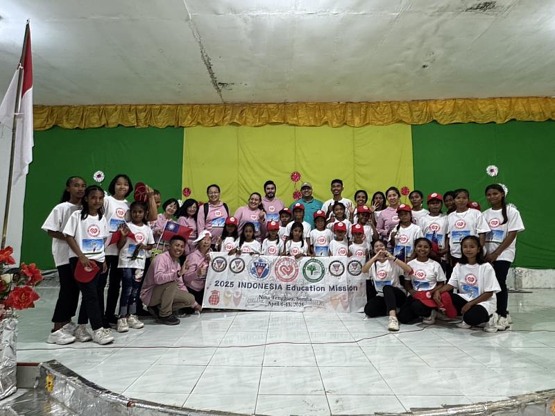 訪問團至GAURA部落，當地學童演唱印尼國歌與中華民國國歌及多首中英文歌曲，熱情迎接