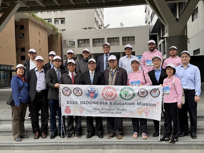 高雄醫學大學校長余明隆於行前為訪問團授旗，勉勵團員以實際行動傳遞教育的希望與醫療的溫度