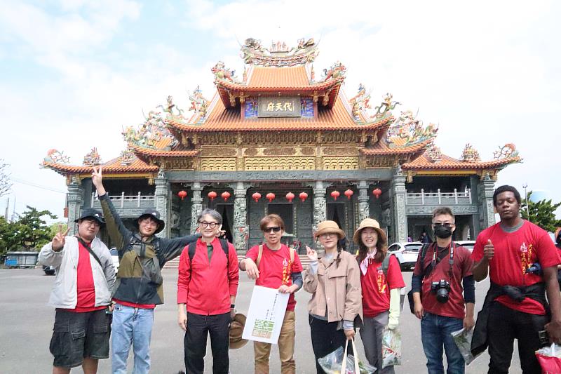 創媒學院院長邱國峻(左4)與師生於代天府合照