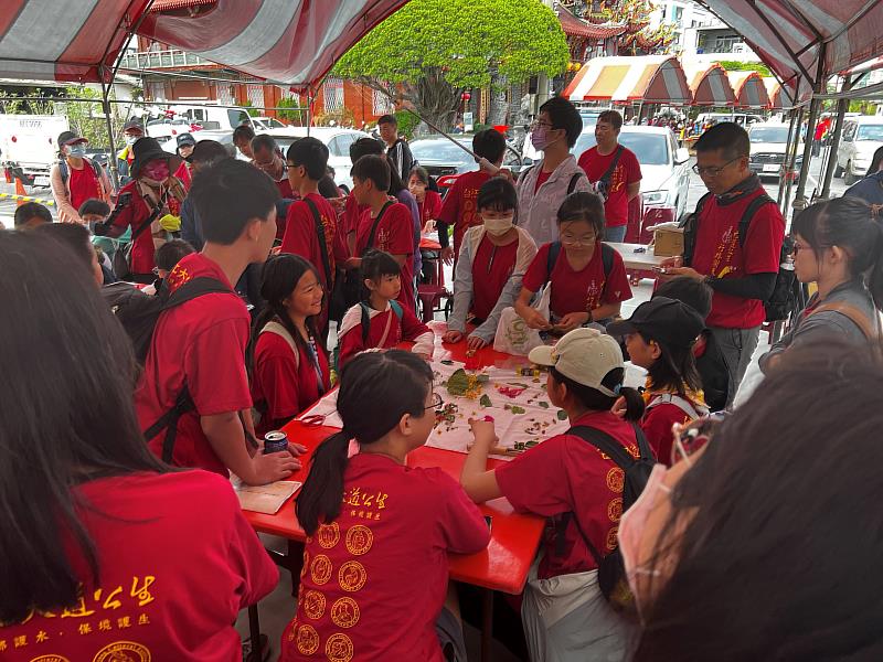 崑大師生攜手安慶國小孩童進行植物敲染體驗