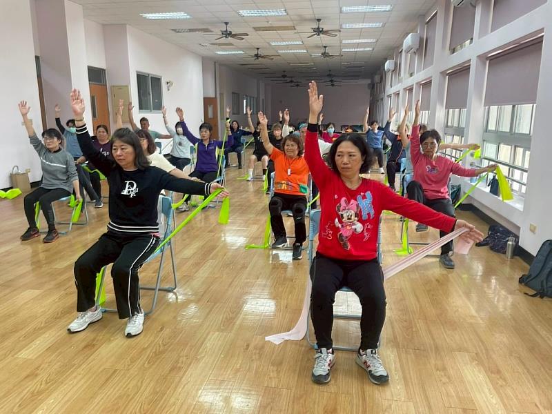 樂活學程胡美滿(前排左)、林家卉(前排右) 研習體適能,持續累積長照專業技能