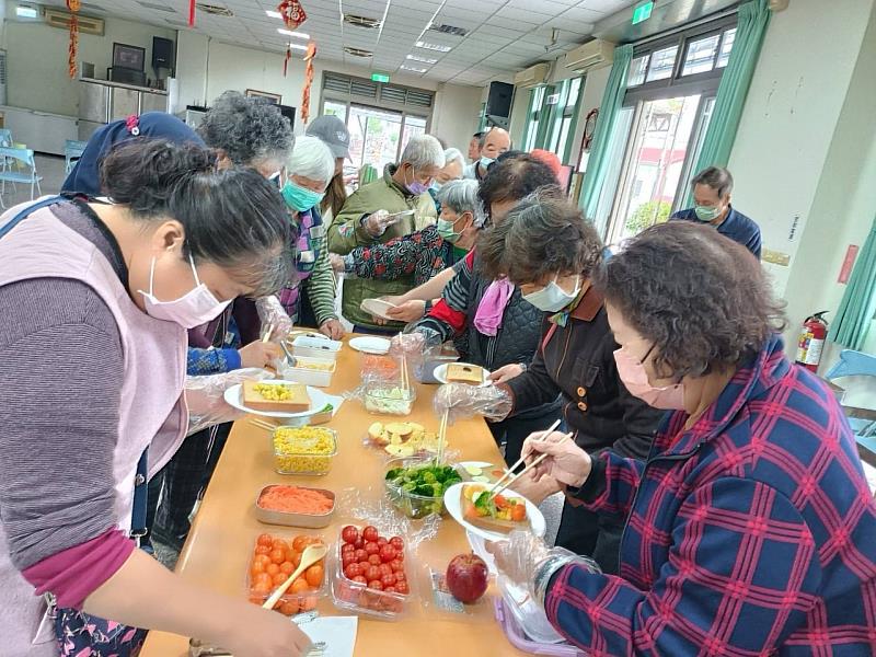 樂活學程學生帶領長輩進行吐司作畫，現場氣氛活潑歡樂