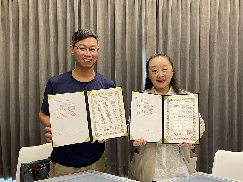 與老菸樓檸檬咖啡園簽訂合作備忘錄合影