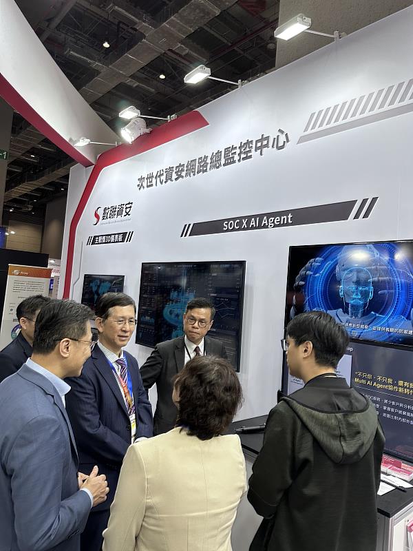 數發部長黃彥男(左3)深入了解數聯資安「SOC x AI Agent聯防監控服務」的智慧防護運作。